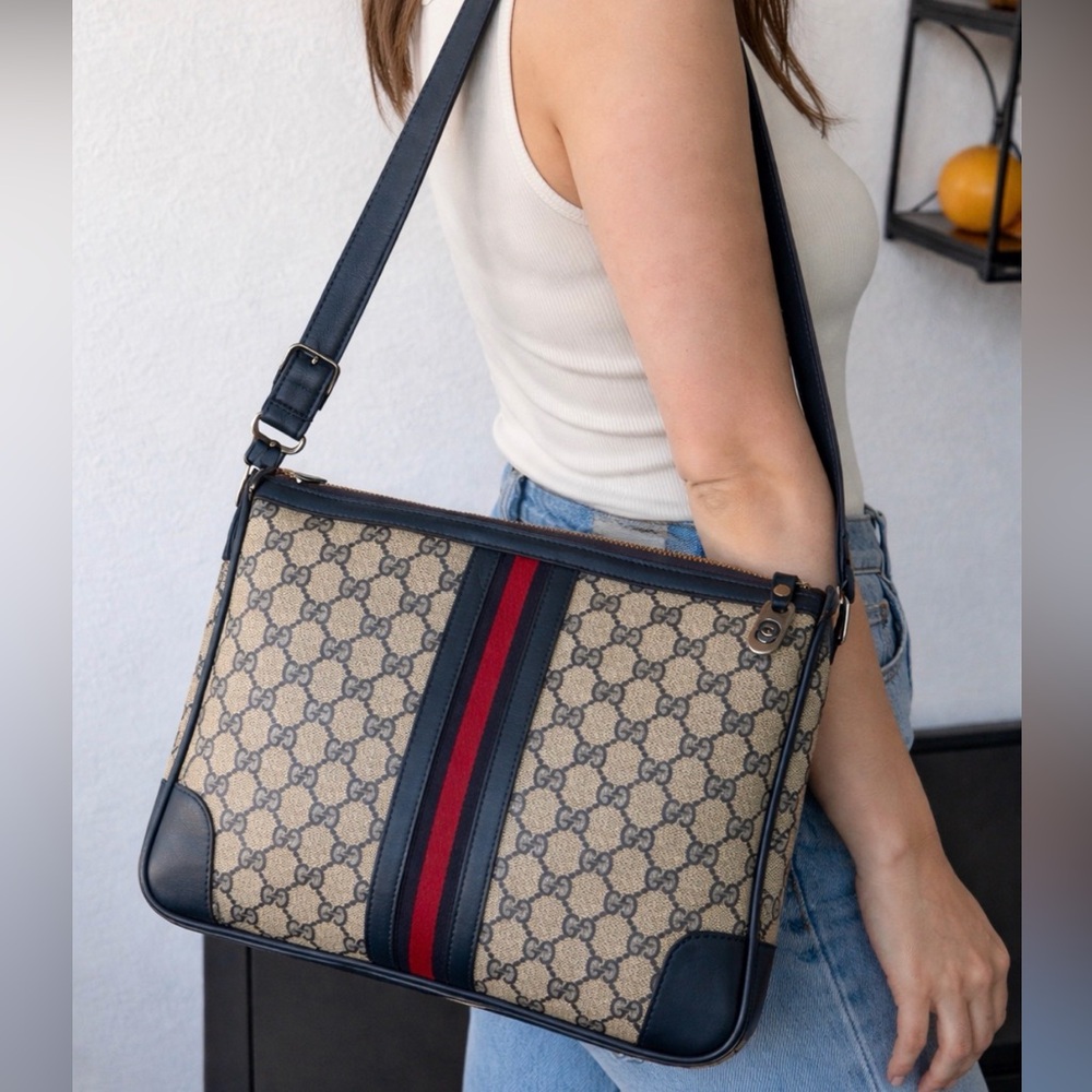 (15) GUCCI 70s Navy Shoulder Bag - Picture 2 of 9